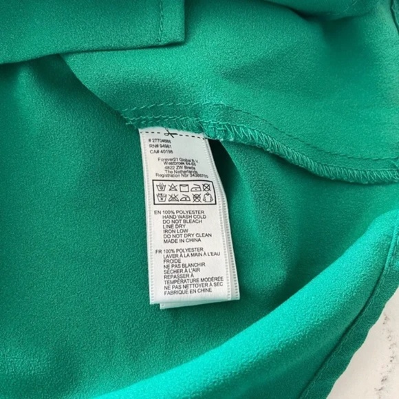 Forever 21 | Green Button-Down Collar Blouse with Front Pockets | Size S - Picture 9 of 9